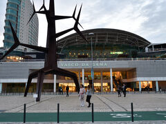 ヴァスコ・ダ・ガマ・ショッピングセンターへ．
リスボン万博が行われた国際公園の入口に位置するショッピングセンター．メトロ赤線のOriente駅につながっています．