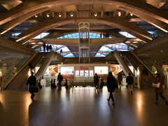 ショッピングセンター内のスーパーでお土産を探そうかと思ったのですが，スーパーのレジが非常に混んでいたので，何も買わずにホテル近辺に戻ります．
Oriente駅からメトロ赤線でSao Sebastian駅へ．そこからメトロ青線でRestauradores駅へ．