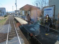 11:52　刃物会館前に着きました。（美濃太田駅から18分）

国鉄から長良川鉄道へ移管されたときに新設された駅で、近くには岐阜県刃物会館があり、包丁・鋏・ナイフ・爪切・模造刀・彫刻刀・キッチン用品等が販売されています。

■関の刃物

岐阜県関市で作られる刃物は、「セキの刃物」としてブランド化されており、世界各国へ輸出されています。歴史は古く、今から780年ほど前に九州の刀匠元重が関へ移り住み、日本刀を作ったのが始まりだと言われています。