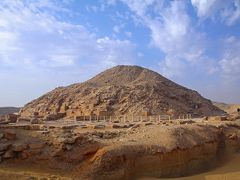 また、この付近には古王国時代のピラミッドも多くあります。
この崩れかけた砂山にしか見えないものも、古王国時代のウナス王のピラミッドです。
前年までは入ることができなかったそうですが、近年再公開されたということで、入ってみることにしました。
このピラミッドは内部にピラミッドテキストと呼ばれるヒエログリフの文章が一面に彫り込まれていて、見事です。
ところが、こちらは完全に撮影禁止。どうも撮影の可・不可は管理人次第のようです。