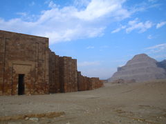 ギザの観光は後回しにして、午前中は近郊のピラミッド巡りです。
今回のピラミッド巡りは、一つの意図があって、古いものから順に巡っていきます。
ということで、まずは最古のピラミッド、ジョゼル王の階段ピラミッドです。
