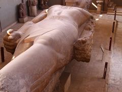 ダフシュールのピラミッド群を後にして、今度はエジプト古王国の首都があったメンフィスにやってきました。
現在はカイロ近郊の一都市にすぎませんが、多くの美術品が発掘されて、博物館ができています。
こちらはその博物館に置かれているラムセス２世の立像です。もともとは立っていたのですが、地震で足が折れて倒壊したということです。しかしラムセス２世の石像は旅行中に何体見たことでしょう。
