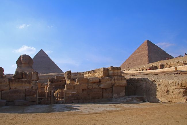 そのまま、スフィンクス像の付近から観光再開です。<br />左にスフィンクス、カフラー王のピラミッド、クフ王のピラミッドと並んでいます。