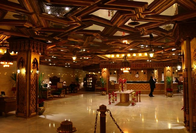 カイロでの宿泊はメナハウスホテル。ここも歴史のある重厚なホテルで、第二次世界大戦中は有名なカイロ会談が行われた場所でもあります。<br />ピラミッドに最も近く、警戒も厳重です。<br />ただ、現在は改装中で、歴史あるパレス棟は宿泊できず、敷地内にある新館に宿泊です。