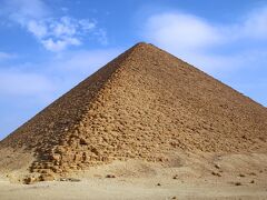 そして次にやっとできたのが、正調ピラミッド。
同じくダフシュールにある赤のピラミッドです。
エジプトと言えばピラミッドというくらい有名ですが、ほとんどのピラミッドは崩れたり砂漠に埋もれたりで、ここまで美しい形で残っているのはギザの３大ピラミッドとこの赤のピラミッドだけのようです。