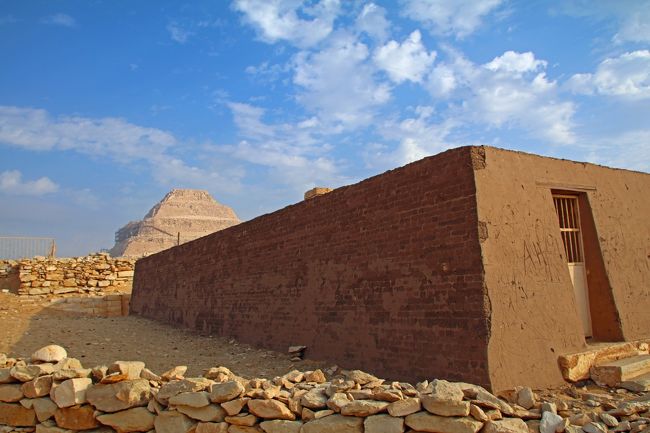 ジョセル王のピラミッドの前に周囲にある貴族の墓(マスタバ墳)に入ります。<br />マスタバ墳とはご覧のような方墳で、ピラミッドの前身となったものです。このマスタバ墳が積み重なった姿が、階段ピラミッドとなり、更に洗練されて美しい正ピラミッドに進化します。<br />ということで、古い順にということで、まずはこちらから見てまいります。