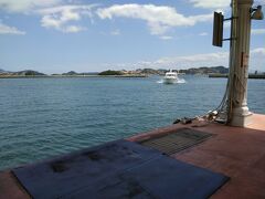 　旅客船が岡山の宇野港に来ました。これに乗って直島に行きます。