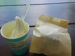 雪塩製塩所のショップで雪塩ソフトと塩パンを購入して外のテーブルで食す。

レジのお姉さんが「今、○○さんがいたんですよ。分かりました？」と芸能人がいたことを教えてくれたけど、申し訳ないが私達はそういうのに全然興味が無い。
「そうなんですか～」と適当に合わせて外に出て、それらしき人がいたテーブルから離れたテーブルに座った。
