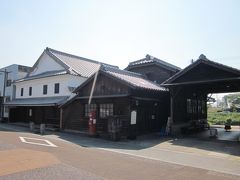 この宿で唯一の観光案内所の「塩田津町並み交流集会所」。

まだ時間が早かったのか閉まってましたが、ここで情報を仕入れればＯＫ！。
元は「下村家」草葺きの町屋で江戸期建築で蒟蒻屋～、その後は運送業・自転車と変貌し、現在は”市指定文化財”とのこと。