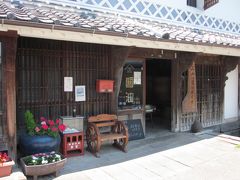 酒蔵通りで唯一の醤油屋「山口醤油醸造場」。

この界隈では一番古い商家で、１９世紀にさかのぼると言われてます～、

今でも現役の醤油販売されてました。