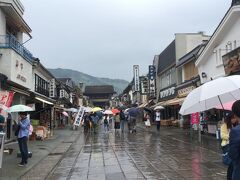 前泊していたので、朝早めに出たのですが、あいにくの雨。傘をささずにお店で雨宿りをしながら、速足でむかいます。結構朝は人も少なく歩きやすいです。山門手前に整然と敷き詰められた石畳はすごききれいですが、江戸時代に作られたものだそうです。