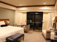 18:30頃　ホテル日航アリビラに到着。
渋滞もあって、ナビの予想時間より大分遅れて到着。

本日から2泊のツインのお部屋。
十分な広さでソファやカフェテーブルなどもあって、ゆっくりくつろげそう♪

http://www.alivila.co.jp/