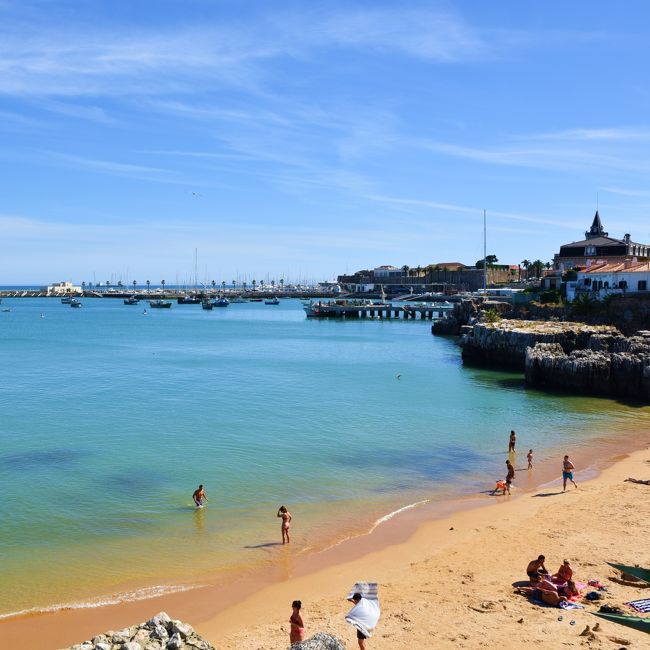 空の色が海に反射し、とってもきれいです。<br /><br />こんな美しい青空はしばらく見ていません。空の高さ、地球の青さを感じました！