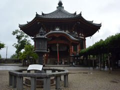 そして西に歩いて、南円堂に来ました。