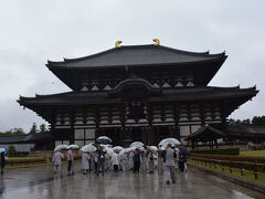 作務衣(?)のような服を着た方たちが大勢いました。

大仏殿