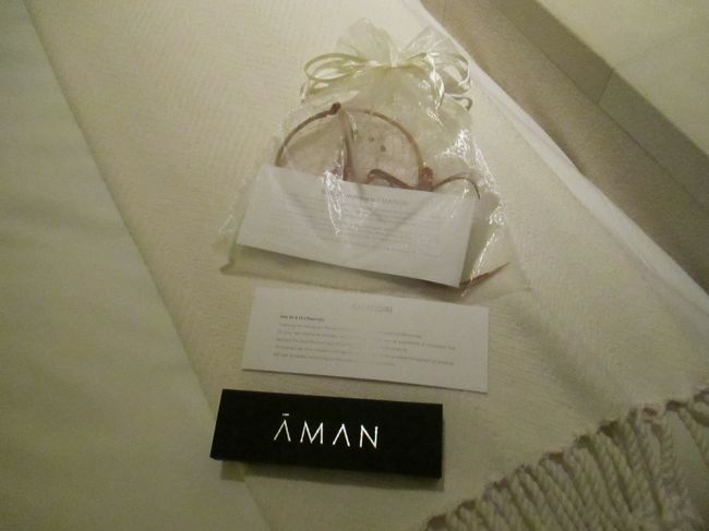 部屋にはプレゼントのドリームキャッチャーとチョコ。