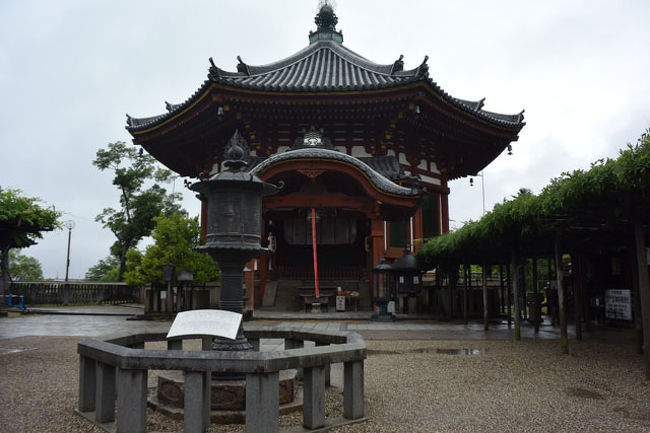 そして西に歩いて、南円堂に来ました。