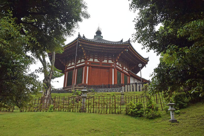 猿沢池から三重塔に向かう途中、南円堂が見えました。 