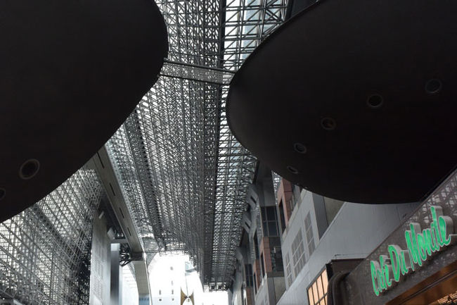 JR奈良線の快速で京都駅に来ました。<br />そして駅ビルで休憩したり、新幹線の出発時間まで自由行動にしました。<br />私は久しぶりに駅ビル内をウロウロしました。