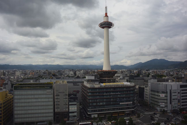 3階まで下りて来て、京都タワーが見えました。<br />