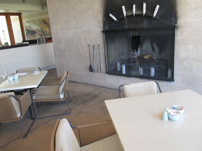 中には暖炉。砂漠なので夜は冷えます。