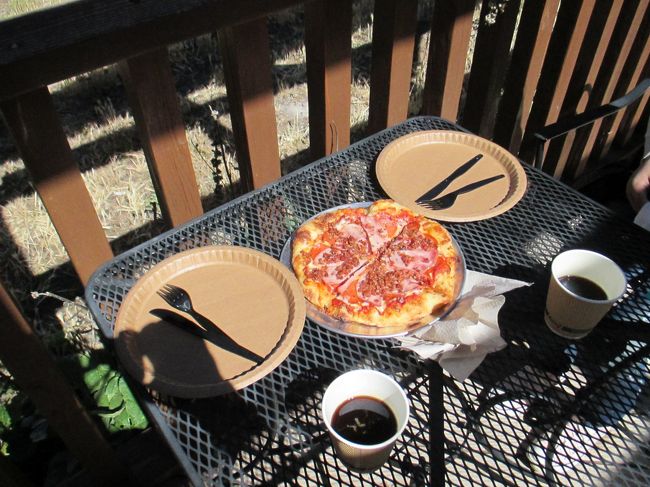窯焼きピザとコーヒーを自然の中でいただきました。
