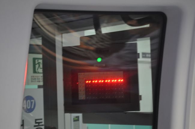 　ホームドアが開いているときは赤色で、