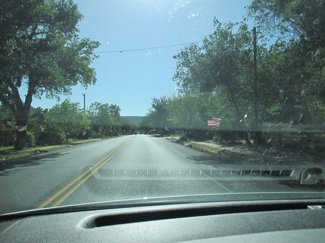 左右の路肩に無数の国旗。これを過ぎればザイオン通過ですね。