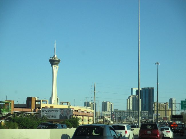 ひたすらインターステイト15号線を走り、やっとラスベガスが見えて来ました。