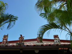 ☆最後に見上げた受付小屋のシーサーが一番現代的？　お客様は神様です！