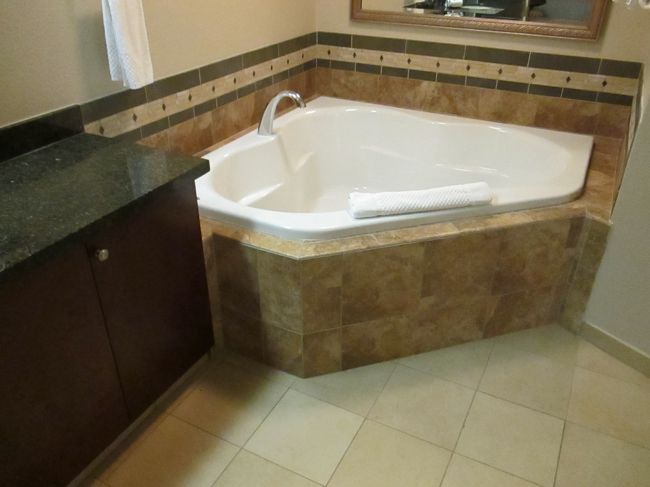 大きめの浴槽。このほかにガラス張りのシャワーブースもあります。