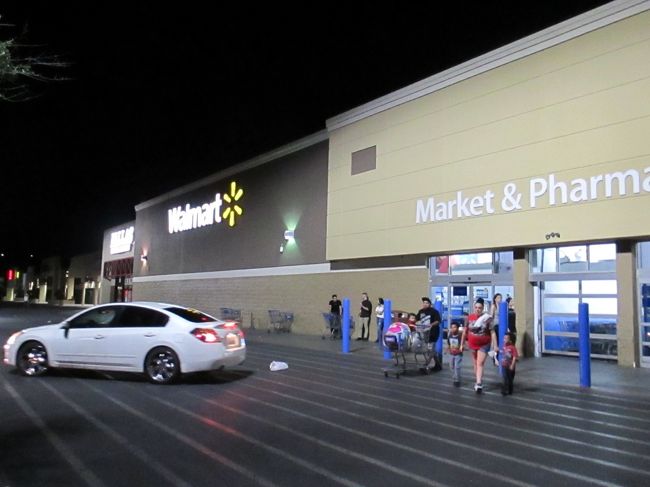 チェックインしたら、ウォルマートに買い出しです。