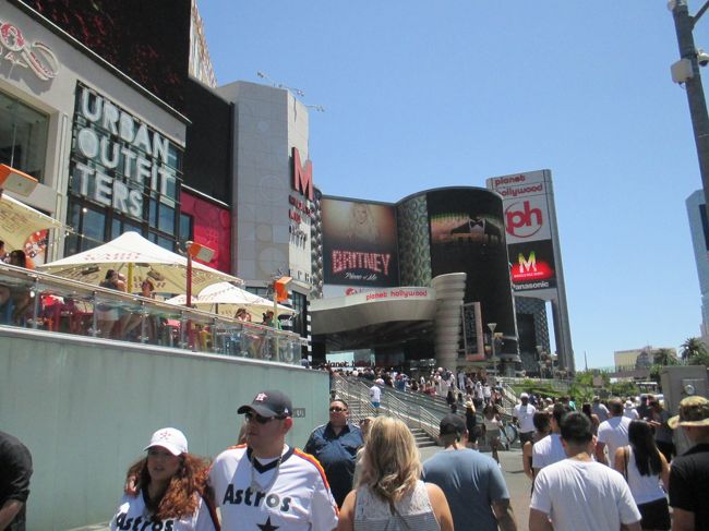 暑いのに、ストリップは凄い人です。気温37℃、湿度10%。