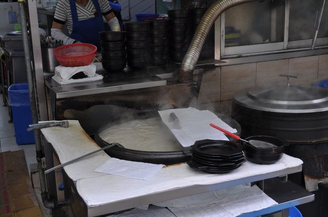 　店頭でぐつぐつ煮えた鍋、このお店も24時間営業です。