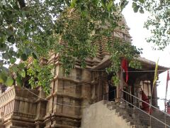 【マタンゲーシュワラ寺院】
この寺院は今でも参拝されている。
そしてこの階段からラクシュマナ寺院の彫刻が見えるので、
もう一度鑑賞する。