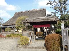 薬師寺近辺で郷土料理をいただけるお店を検索したところ「田舎料理　草ノ戸」がヒットしたので行ってみました。
薬師寺からは徒歩で行ける素敵な外観のお店です。
