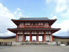 最後は平城宮跡。
残念ながらというか当然なのですが、平城宮跡の建造物は近年復元されたものです。
平城京があった8世紀に思いを馳せながら、色々想像しながらと周ってみてください。