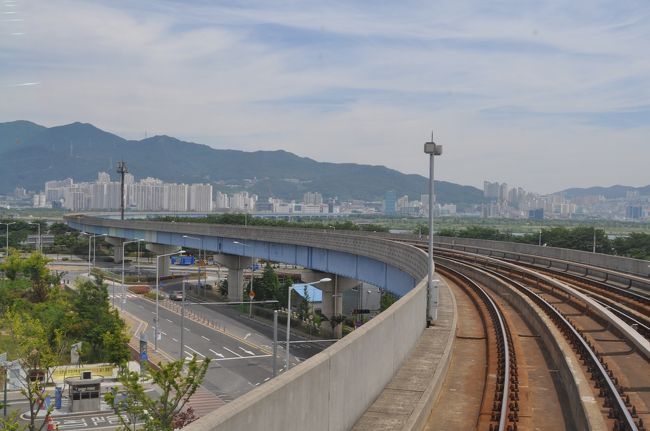 　左にカーブして