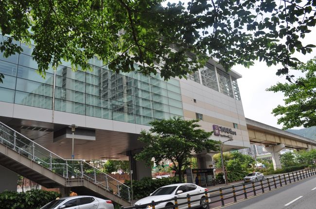 　立派な高架駅です。