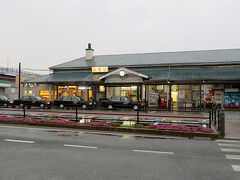 108年の歴史のある駅舎

早朝なので、電気がついていますね。