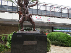 佐賀駅前の像