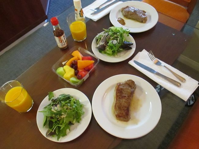 コンサートが７時30分からなので、部屋で食事を済まします。<br />昨日ウォルマートで買ったステーキを焼きました。ヒルトンはフルキッチンなので便利です。食後も食洗機でチョチョイのチョイです。