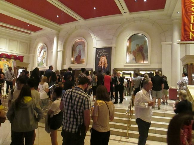 7時前ですが並んでます。セキュリティーチェックがあります。