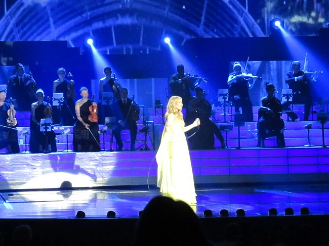 色々な事を乗り越えて、またラスベガスに戻って来てくれて感謝です。前回のラスベガスに来た時は、夫でマネージャーでもあるレネの看病や家族との時間に専念するため、またセリーヌ本人も喉に炎症が起きる病気を患い完治していなかったため、ラスベガスで予定されていた公演の無期限中止期間中でした。<br />念願のセリーヌに会えて涙が出ました。