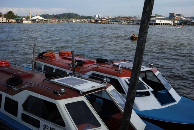 朝7：20分<br /><br />ホテルからバスで出発。<br /><br />集合場所で他の参加者が着くまで、しばし待ちます。<br /><br />遠くに昨日のモスクが見えます。<br /><br /><br />移動は映っているJETTYです。<br /><br />気分が高まってきました～。