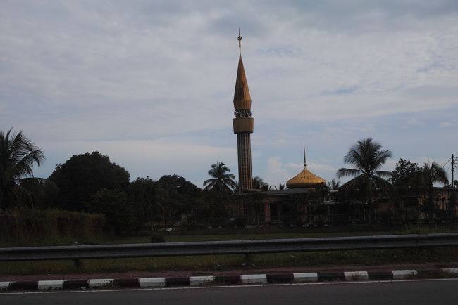 Bangar（バンガル）に着き、ここから車に乗り換え、さらに移動します。<br /><br />車中からモスクが見えたので、写真をパチリ。<br /><br />小さい市街地は舗装されていますが、少し進むと未舗装の田舎道になりました。<br /><br />移動中は、ガイドのドライバーさんや他の参加者たちはお話ししていましたが、<br /><br />英語の不得意な我々はほぼ会話に入れず(;´д｀)