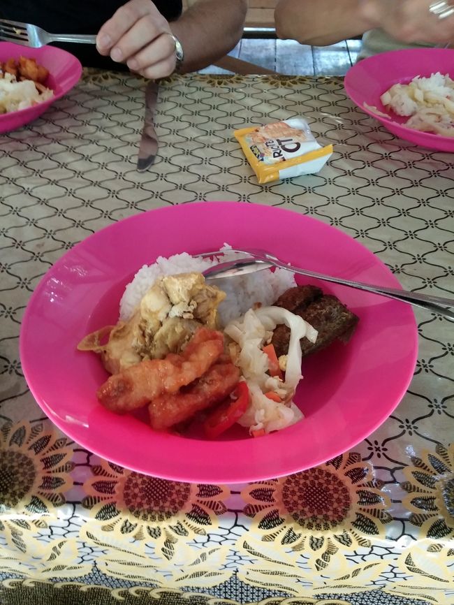 ご飯、チキン、魚（鯵）、野菜炒め的なもの。<br /><br />おかわりはし放題。<br /><br />しかし、それほど時間は無く、食べるのが遅い自分は、<br /><br />１回しかおかわりできませんでした(T△T)<br /><br />なかなかワイルドな味でした～。