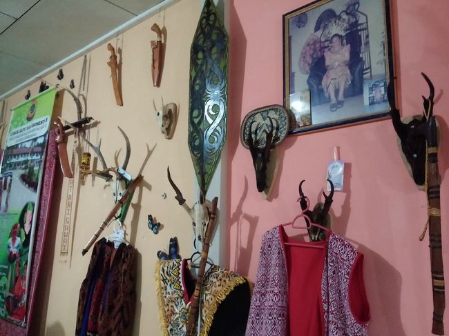 ボートから車に乗り換え、途中首狩り族の方のお宅を訪問。<br /><br />色んなものが飾ってあって、見てるだけで楽しい。<br /><br />もちろん今は、平和に暮らしております。