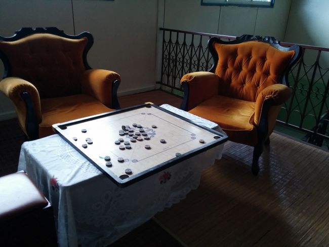 2階に上がった所にあったボードゲーム<br /><br />指で弾いて4隅に開いている穴に、落とすらしい。<br /><br />フランス人の旦那さんに教えてもらいました。<br /><br />キューを使用しないビリヤードですね。