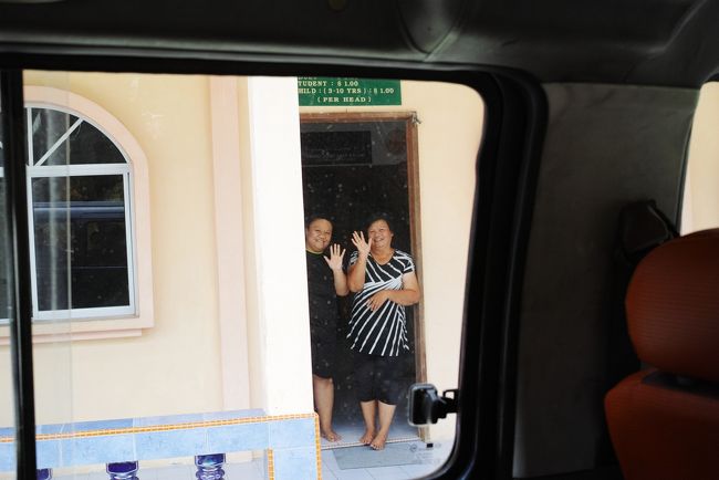 そして、車を見送りに出てきてくれました。<br /><br />笑顔が素敵でした。<br /><br />ここに1週間くらい滞在したい～